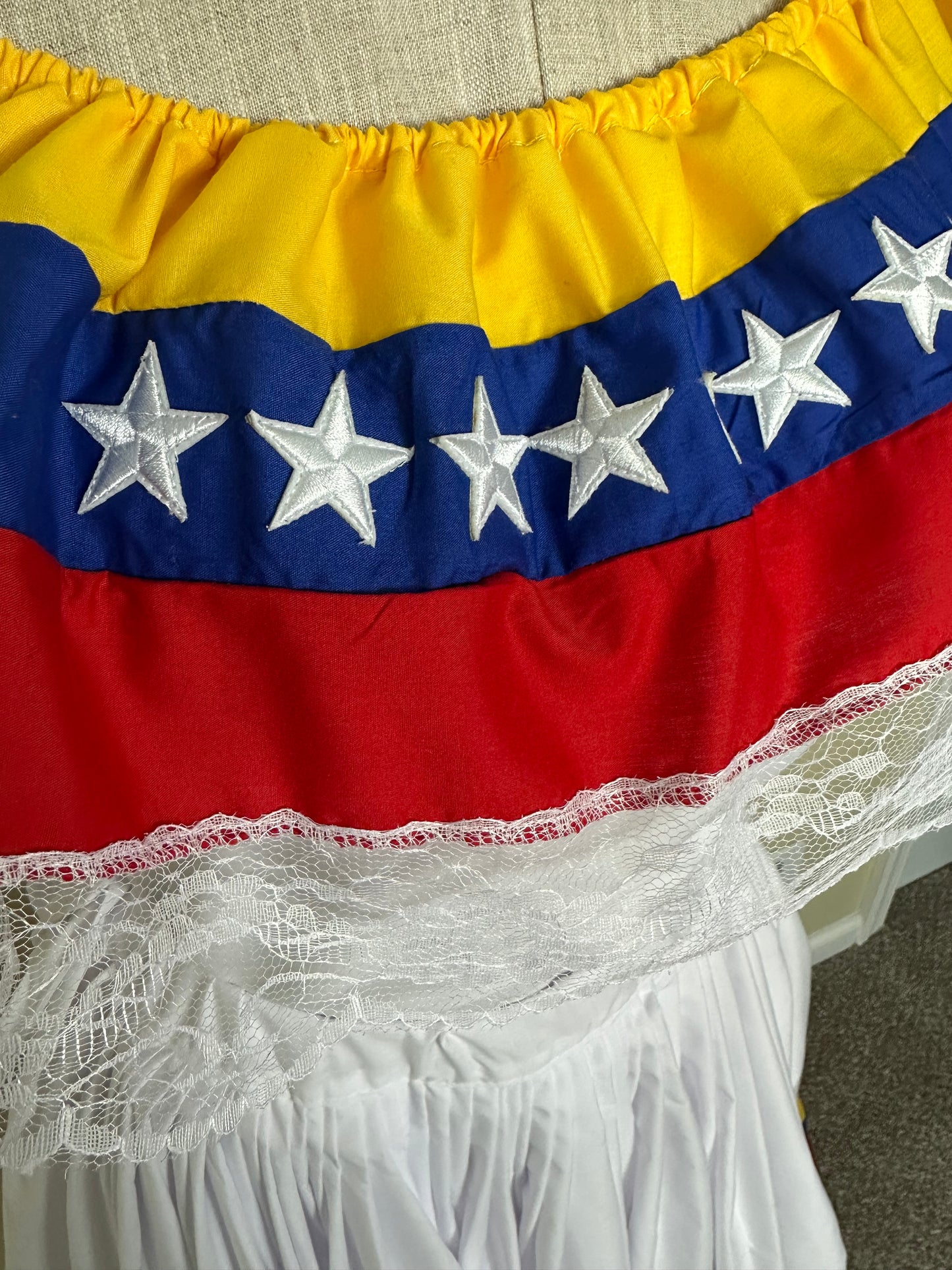 Robe large traditionnelle du Venezuela avec étoiles blanches