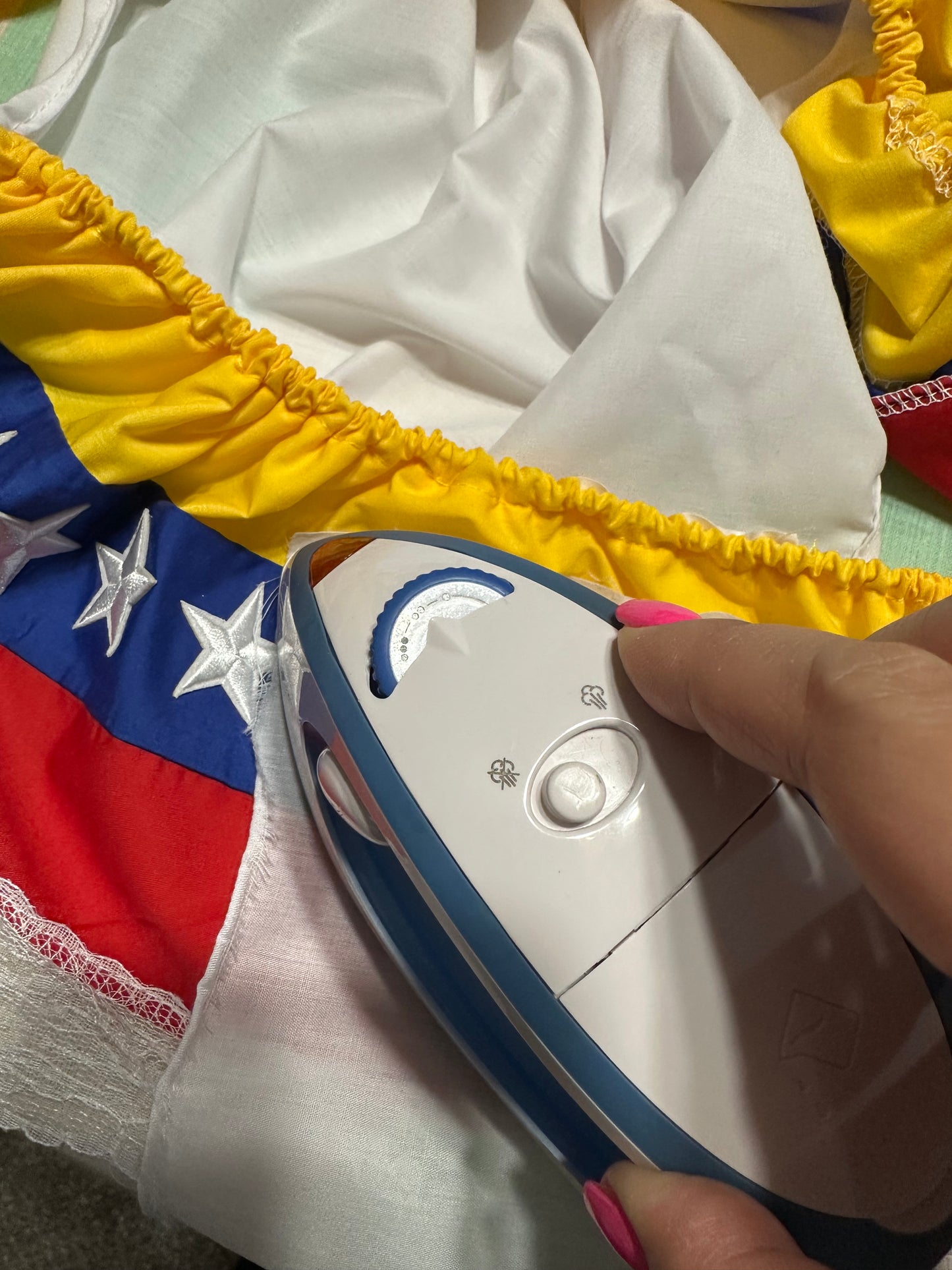 Robe large traditionnelle du Venezuela avec étoiles blanches