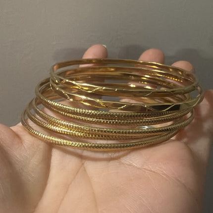 Semanaria Panamanian bangle bracelet, gold plated brass, pollera jewelry, close-up detail