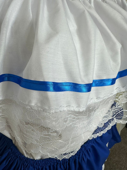 Robe traditionnelle décontractée du Salvador bleue et blanche avec ruban